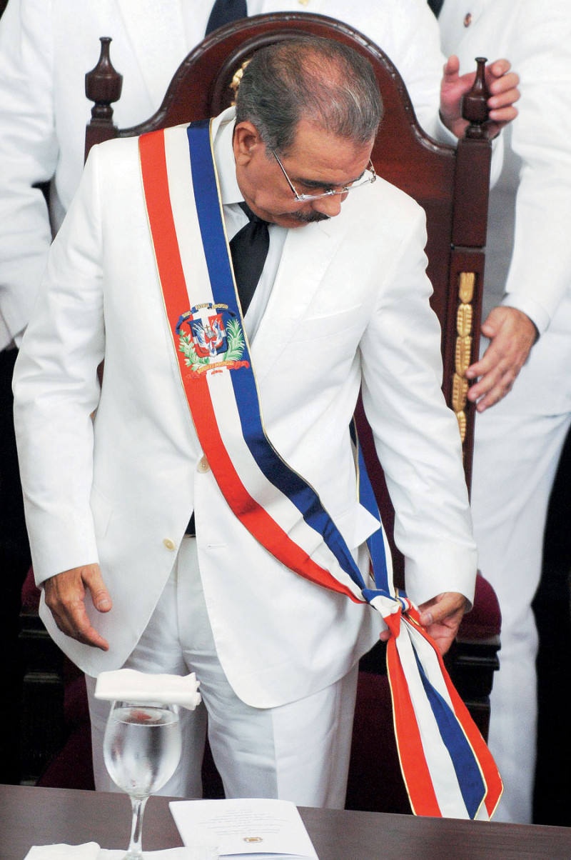 El presidente Danilo Medina recibió, de manos de su compañero de partido Leonel Fernández, la banda presidencial el 16 de agosto del 2012, hoy hace tres años.