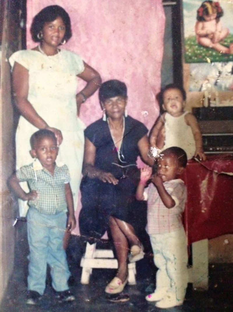 JUNTO A SU FAMILIA) 1987 junto a sus hermanos Henry y Hansel, su abuela Zunilda (sentada) y su madre Urbana Ogando de pie.