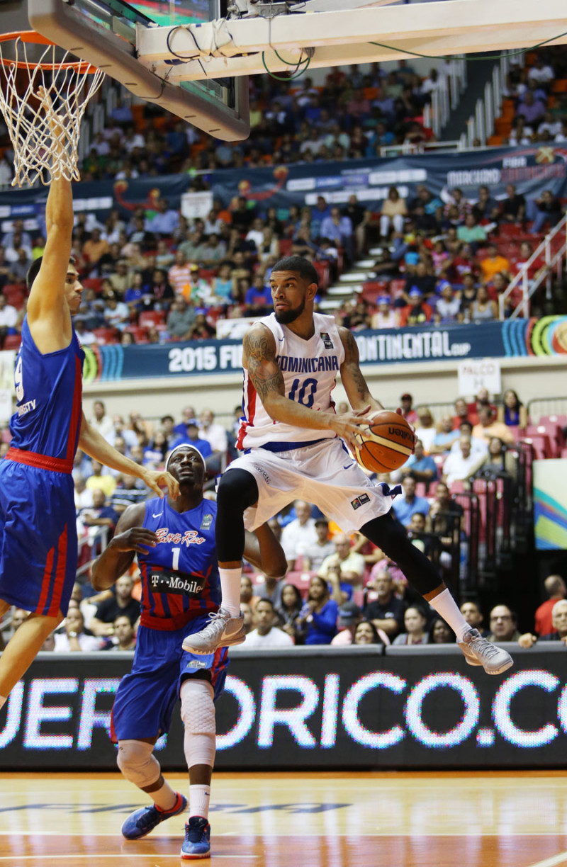 El alero James Feldeine busca pasar la pelota ante la presión que sobre él ejercen dos jugadores de Puerto Rico en el partido donde la República Dominicana cayó ante los boricuas 96-91. Esta tarde se miden a Canadá.