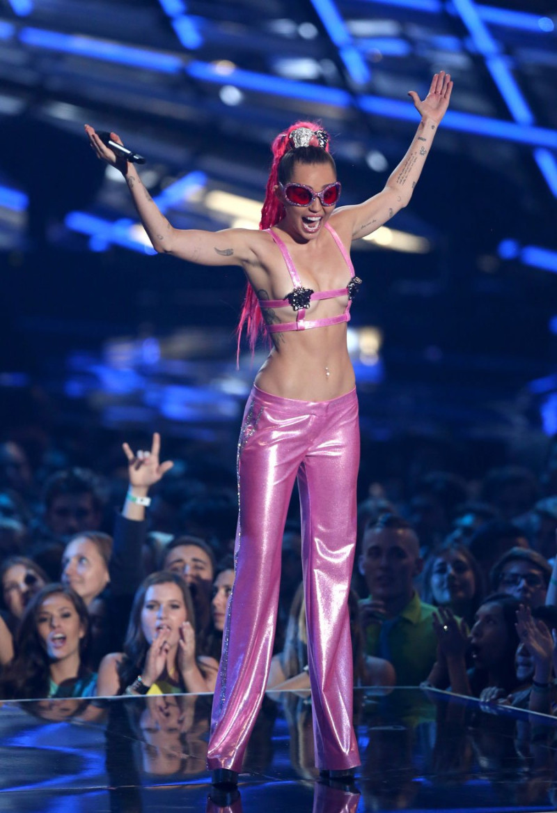 La anfitriona Miley Cyrus durante la ceremonia de los Premios MTV a los Videos Musicales, el domingo 30 de agosto del 2015 en Los Angeles. AP
