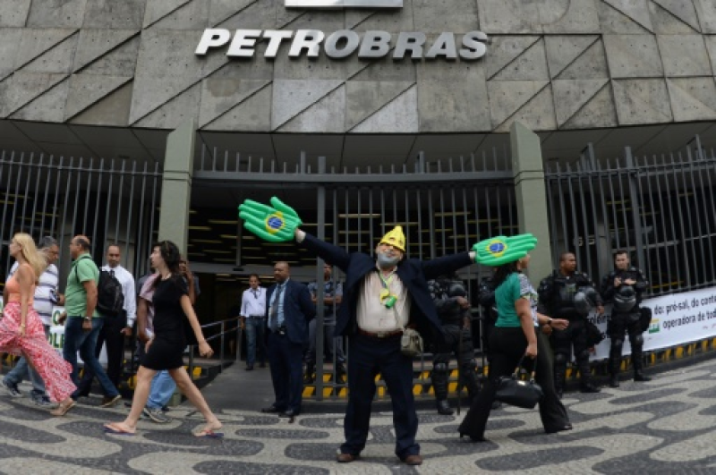 Un trabajador disgrazado del expresidente brasileño Luiz Inácio Lula da Silva, durante una protesta frente a una planta de Petrobras en Rio de Janeiro.
