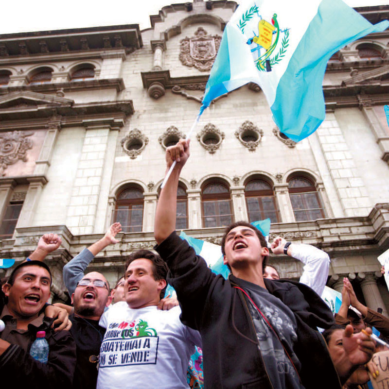 Alegría. guatemaltecos se lanzaron a las calles a celebrar el retiro de la inmunidad.