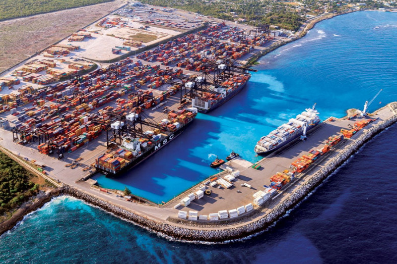 Puerto Multimodal Caucedo. Es uno de los puertos más grandes de la región y cuenta con tecnología necesaria para recibir barcos de gran tamaño. Este puerto también se está dragando con el objetivo de crear nuevas rutas comerciales y servir como puerto madre para la distribución de mercancías.