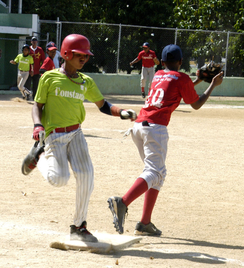Acción en los partidos del torneo de béisbol escolar celebrados este
viernes en el Centro Olímpico Juan Pablo Duarte.