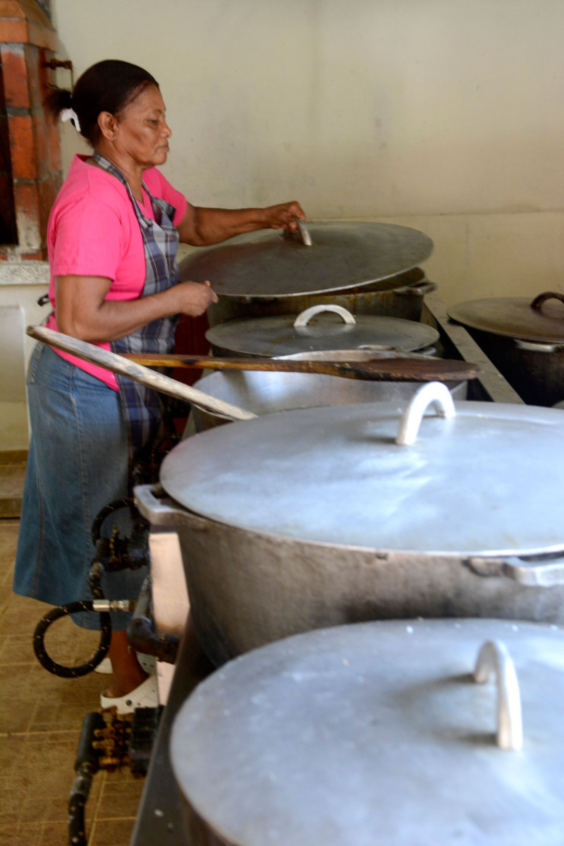 Nicolasa Zapata se ocupa de preparar los alimentos.