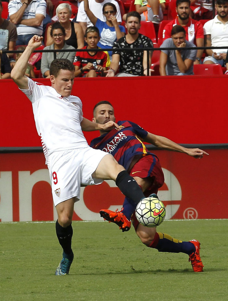Jugada. El defensa del Barcelona Jordi Alba (d) y el delantero francés del Sevilla Kevin Gameiro luchan por el balón durante el partido correspondiente a la séptima jornada de Liga que disputan

en el estadio Sánchez Pizjuan.