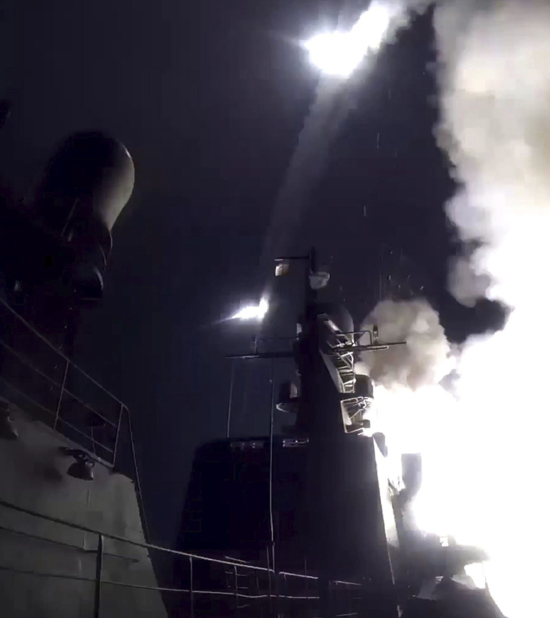 Fotograma de un vídeo facilitado hoy 7 de octubre de 2015 por el Ministerio de Defensa ruso que muestra el lanzamiento de misiles desde un buque del ejército ruso que opera en aguas del Mar Caspio.