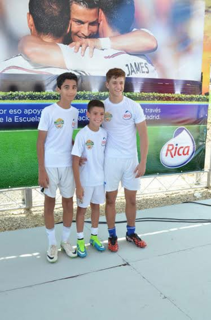 Varios niños, ganadores de las becas que otorga la Escuela de Tecnificación Fundación Real Madrid, auspiciadas por Grupo Rica y la Fundación ARMID.