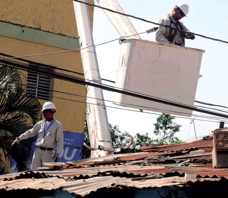 Proyecto. El cambio de las redes eléctricas para disminuir las pérdidas viene acompañado por talleres para enseñar a los moradores de Los Mina ha disminuir su consumo y evitar el sobreuso.