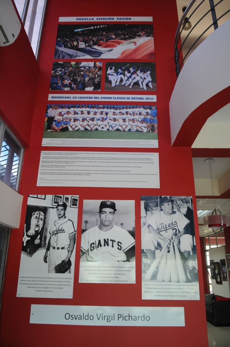 A OSVALDO VIRGIL DE ENTRADA La entrada del Museo de los peloteros dominicanos es todo historia con fotografías de Osvaldo Virgil, primer dominicano en Grandes Ligas y el equipo campeón del Clásico Mundial de Béisbol en el 2013.