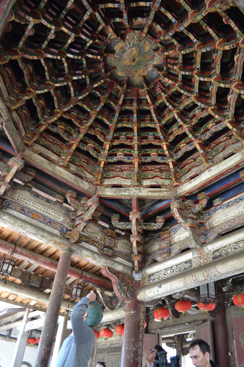 Atractivo. La pagoda con el techo con forma de telaraña (artesones octogonales) del templo de Longshan es utilizada como escenario de la ópera de Taiwán. Se estima que estos artesones octogonales son las artesanías más antiguas que quedan en Taiwán. Yaniris López