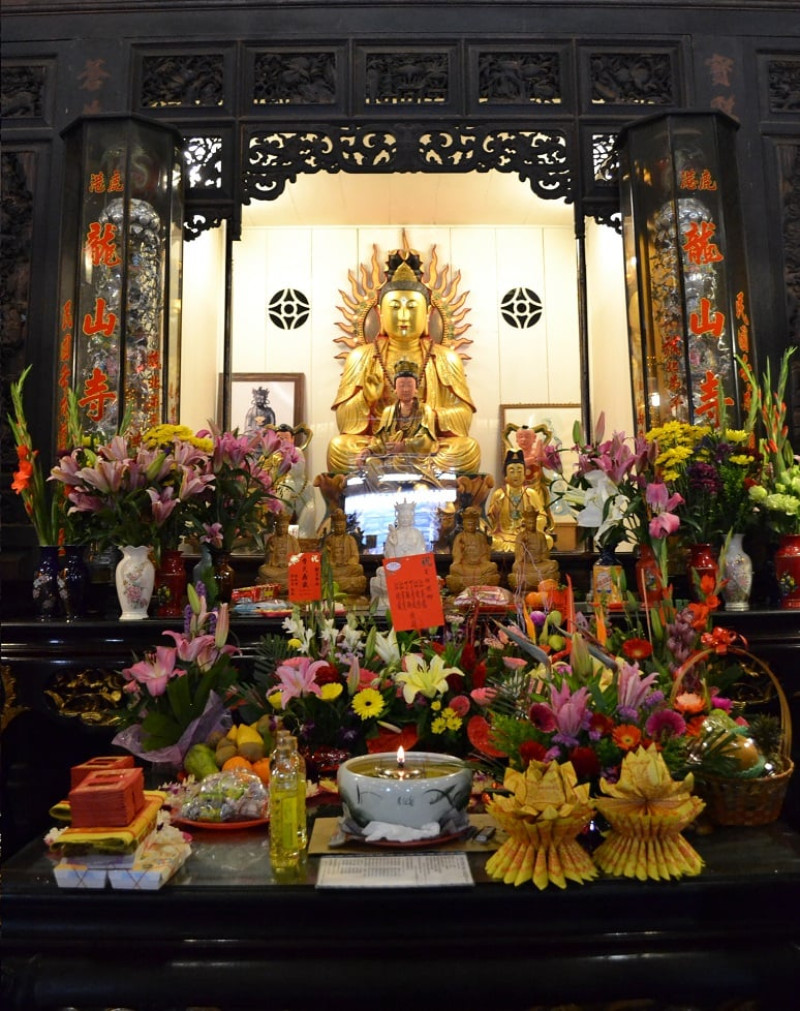 Religión y arte. Detalle del interior del templo Longshan. Los artesanos de Lukang son reconocidos por el tallado de estatuas de deidades y dioses, mesones para adoración, palanquines y otros objetos. Yaniris López
