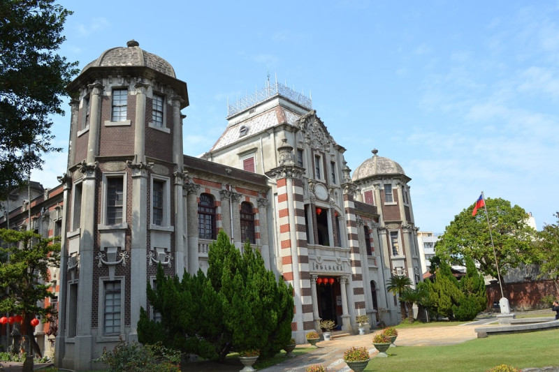 Cultura. La mayoría de los 6,000 artículos conservados en el Museo Folklórico de Lukang fueron donados por la familia Koo, uno de los grandes clanes de la ciudad. En la mansión vivió Koo Xian-jung, una celebridad local durante la era colonial japonesa en la isla (1895-1945). Yaniris López