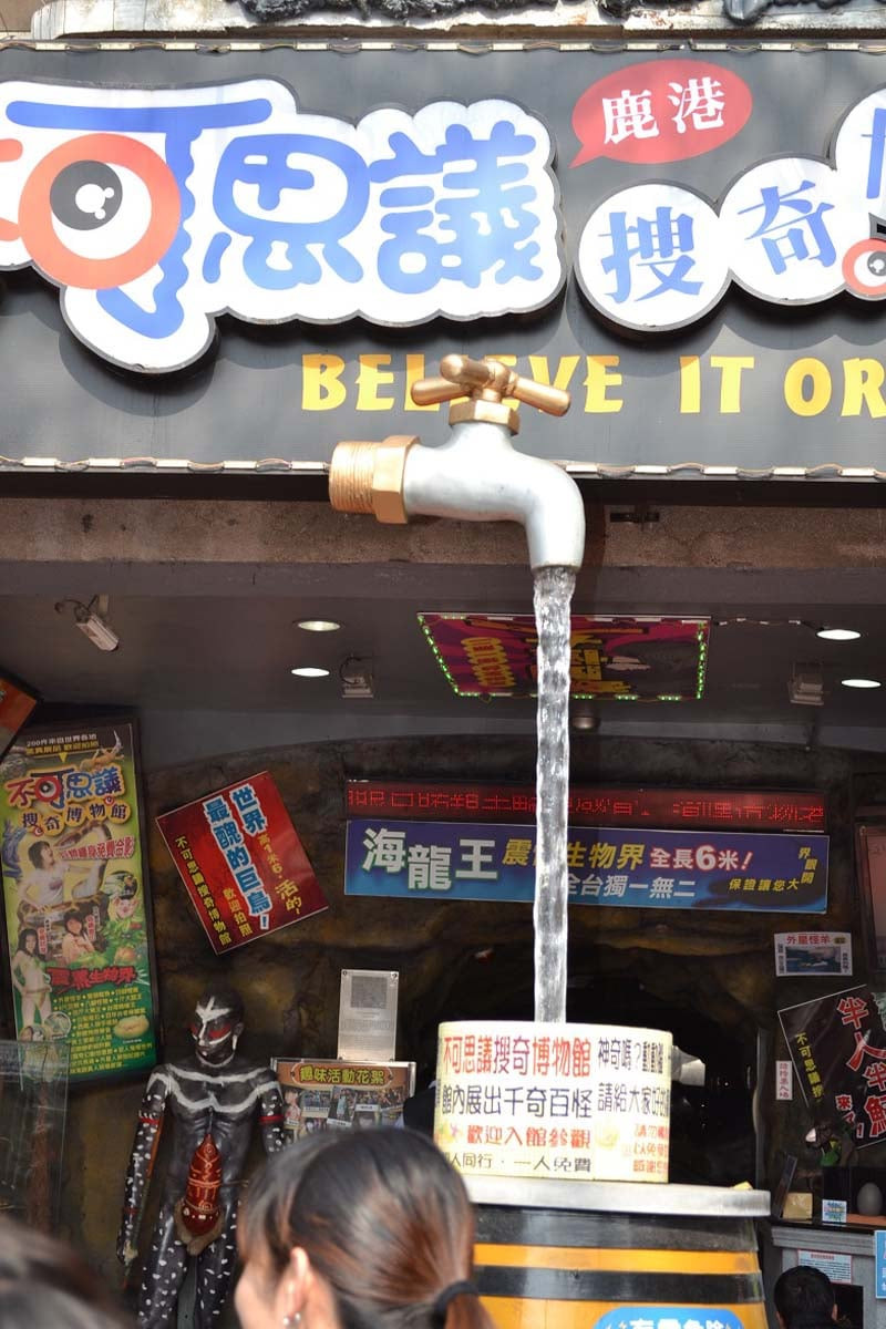 Incógnita. Uno de los enigmáticos atractivos de la calle Zhongshan: el misterio de la llave que, sin estar conectada a tubería alguna, suelta el líquido de lo más normal. Yaniris López