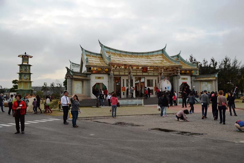 Modernidad. Fachada del Templo de Cristal dedicado a la diosa Mazu, en el Parque Industrial de Lukang. El edificio, construido en vidrio e inaugurado en 2012, contrasta con los antiguos templos de la ciudad. Se trata de una réplica de un templo Mazu de la dinastía Ching levantado por la Galería de Vidrio de Taiwán en el que se fusiona tecnología, ecología y religión. Yaniris López