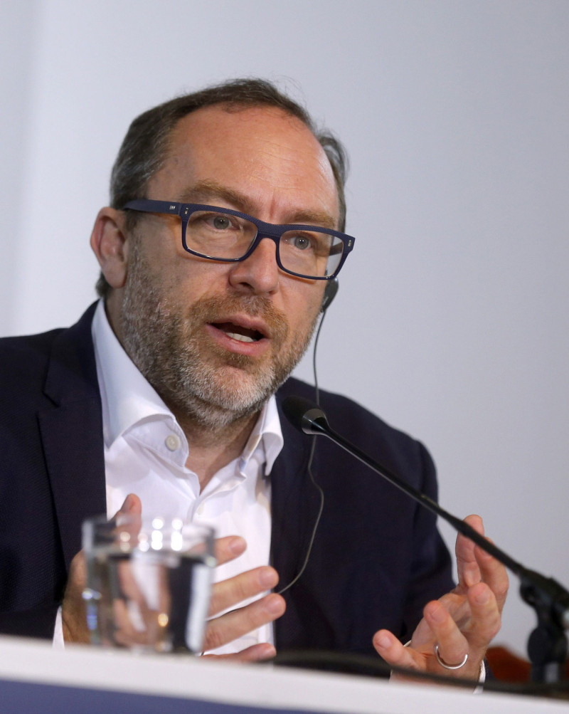 El fundador de Wikipedia, Jimmy Wales, durante la rueda de prensa en Oviedo con motivo de la concesión del Premio Princesa de Asturias de Cooperación Internacional. EFE