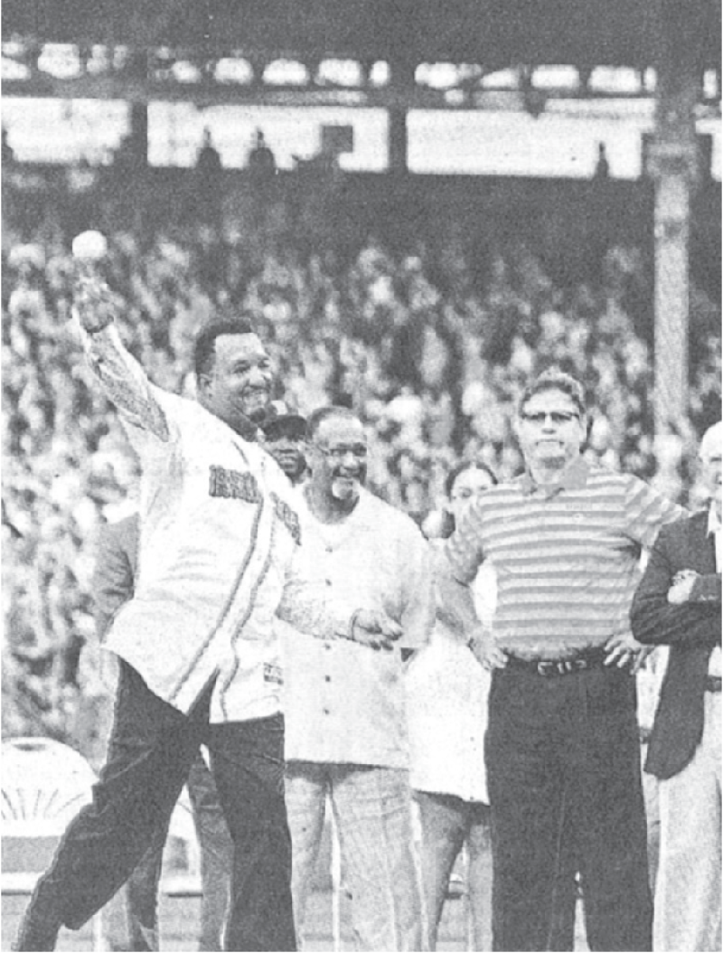 Pedro lanza la primera bola en el stadium de los Medias Rojas y durante una ceremonia previo al juego retiraron su número 45 del uniforme, donde invitaron a varios de sus ex compañeros y exhibieron su trofeo de campeones de la Serie Mundial del 2004, que Pedro ayudó a ganar (28- 07-2015).