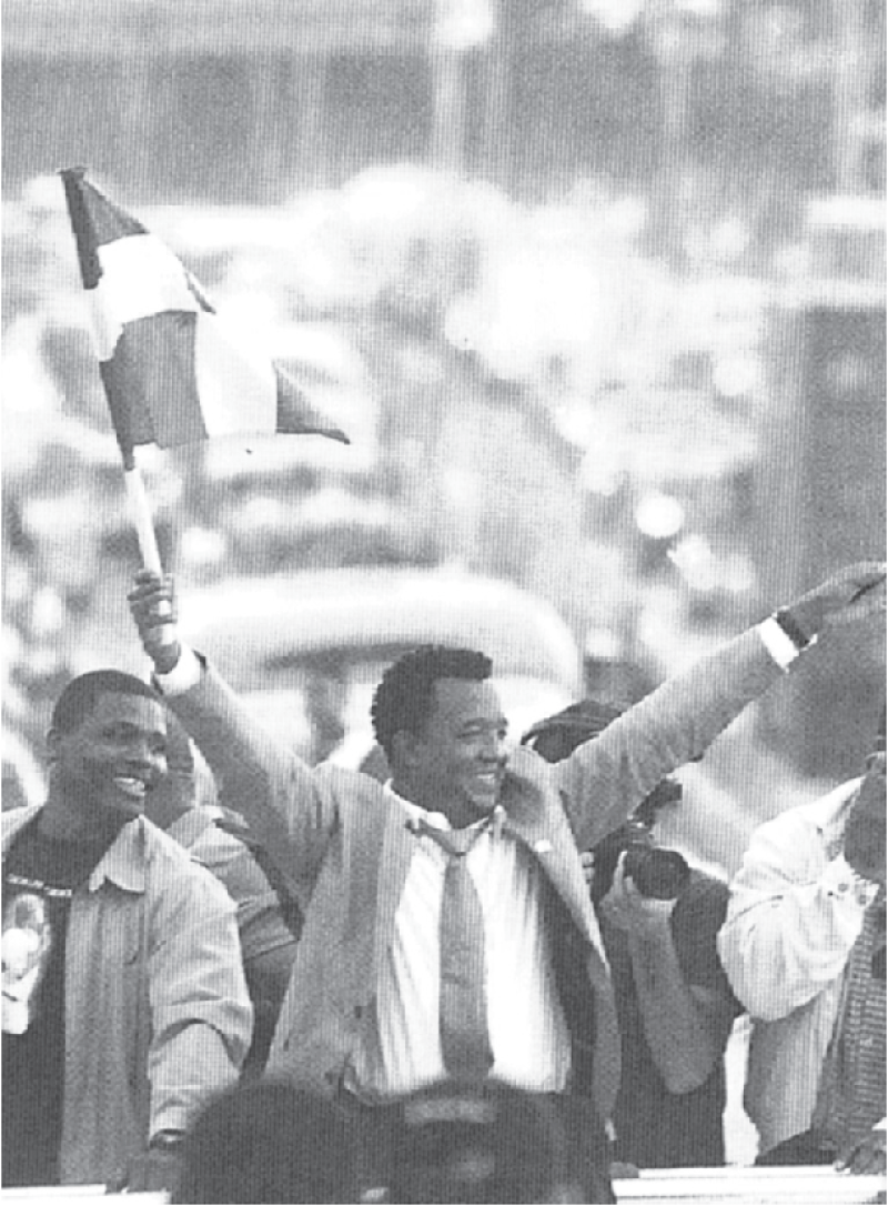 La llegada de Pedro a Santo Domingo, luego de ser declarado inmortal en Cooperstown, saludando y ondeando las banderitas dominicanas.