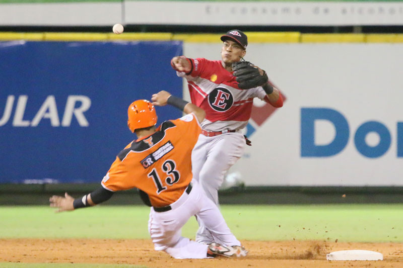 Erik González, torpedero del Escogido, fuerza en segunda a un corredor de los Toros y lanza a la inicial desde el aire para tratar de completar una doble matanza.