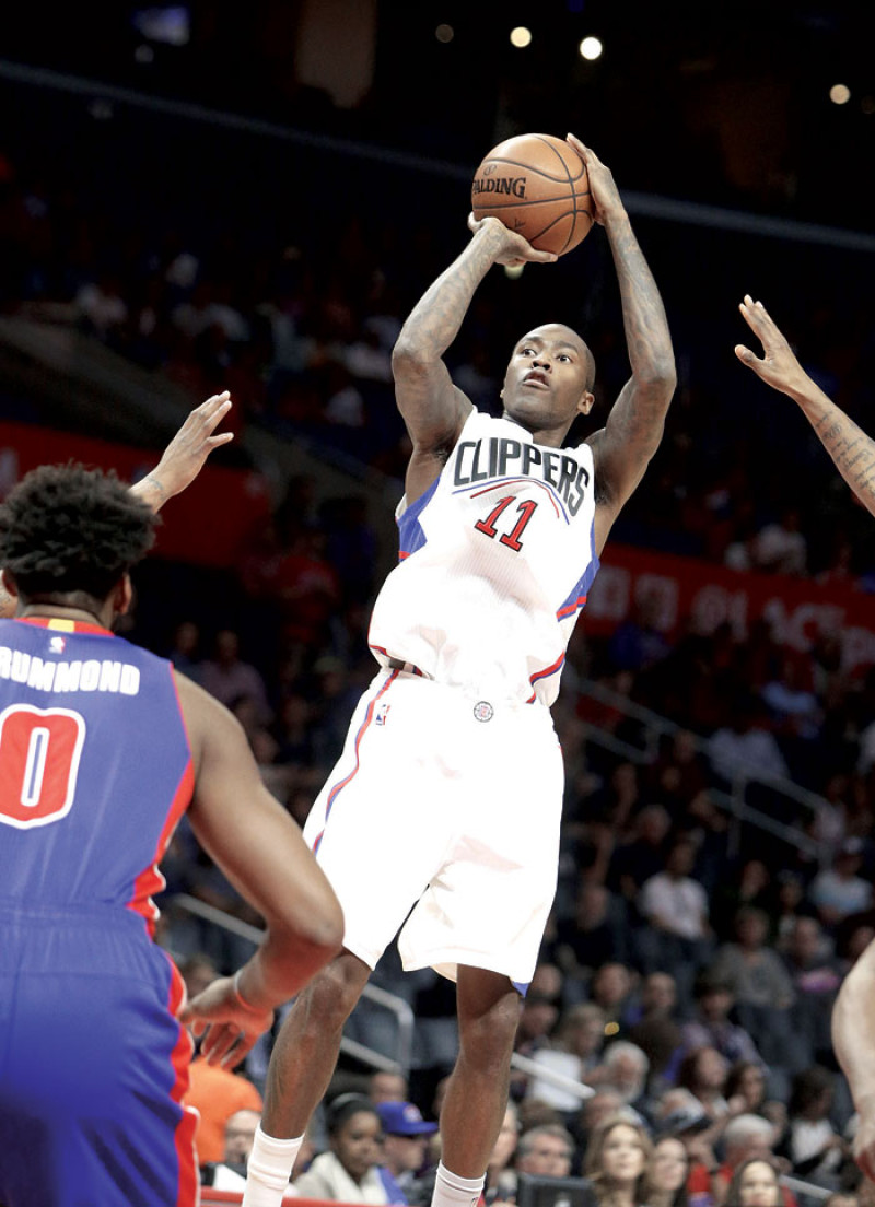 Jamal Crarford, de los Clippers de Los Angeles, se suspende para intentar anotar dos de los 37 puntos que encestó el partido de ayer frente a los Pistons de Detroit.