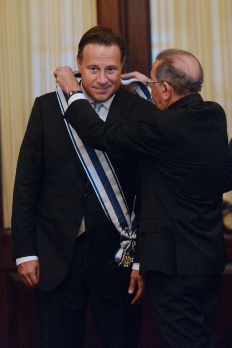 Relaciones. El presidente Medina condecora al presidente Varela en una ceremonia celebrada ayer en el Palacio Nacional.