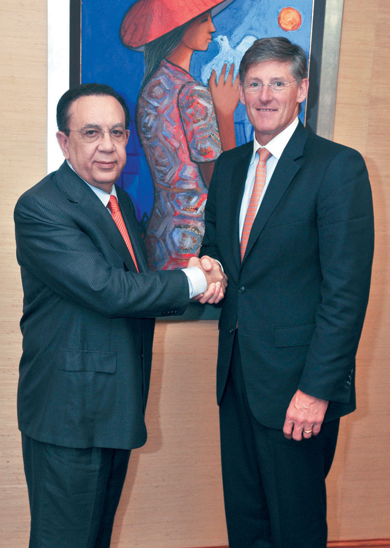 Encuentro. El gobernador del Banco Central, Héctor Valdez Albizu, junto al presidente de Citigroup, Michael Corbat.