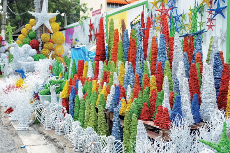 Elemento. Los charamicos se elaboran durante todo el año, con estos no solo se decora en Navidad, también se elaboran otras figuras para eventos sociales.
