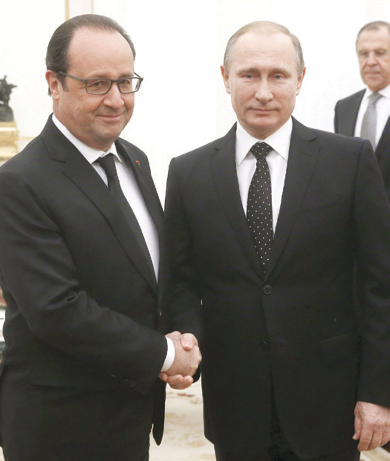 Mandatarios. Vladímir Putin y Francois Hollande se saludan