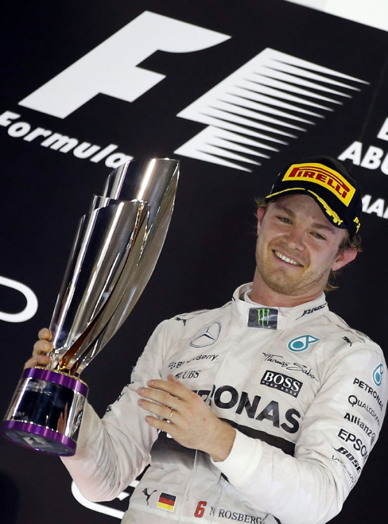 Nico Rosberg sostiene el trofeo que lo acredita como campeón del Gran Premio de Abu Dabi, la carrera final de la temporada de la Fórmula Uno.