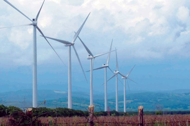 Viento. En la generación nacional la energía eólica representa alrededor de un 2%. Una de las empresas que más ha impulsado este tipo de fuente renovable en el país es la Empresa Generadora de Electricidad Haina (EGE Haina).