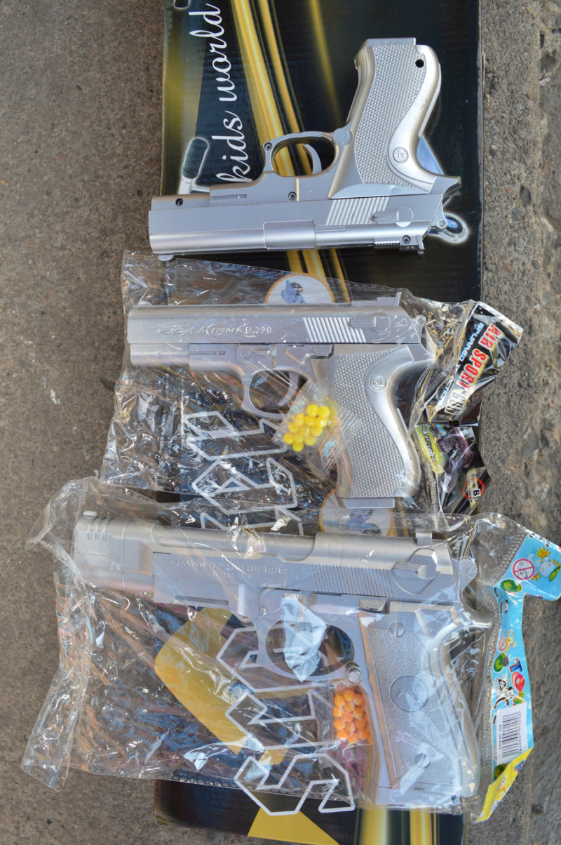 Venta. En el comercio dominicano es común encontrarse con estas pistolas de juguetes que disparan bolitas de plástico amarillas.