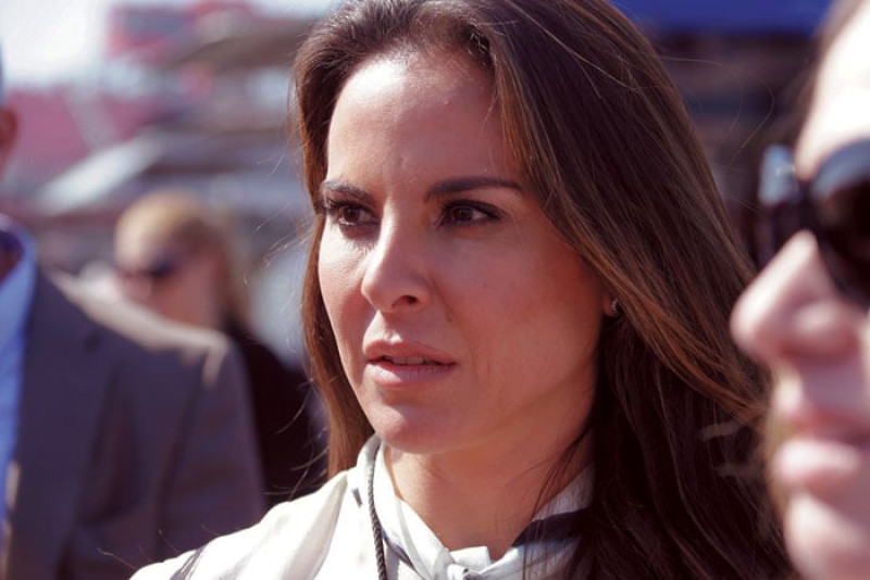 Intermediaria. La actriz mexicana Kate del Castillo asiste a una carrera de NASCAR en Fontana, California, el 24 de marzo del 2013.