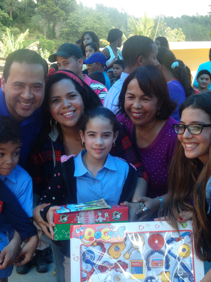 Gente. Ramón Almánzar, Marielle Araújo, Zoila Puello y Yirandy González junto a niños y niñas de la comunidad.