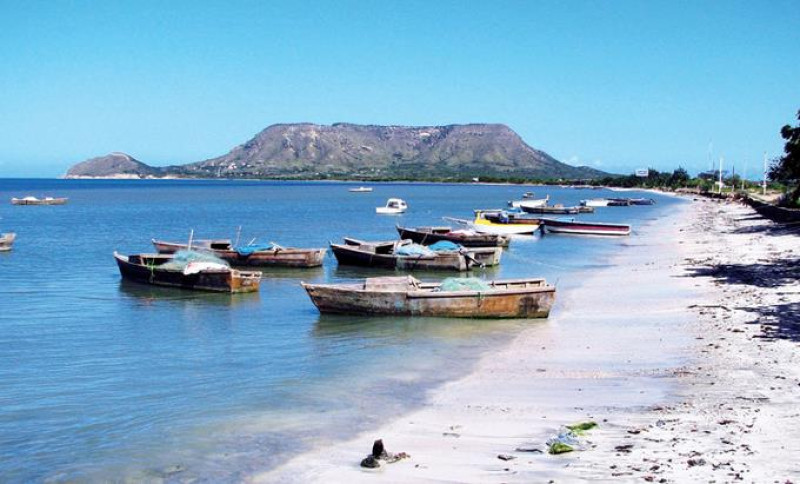 Al norte. La playa de Monte Cristi. Al fondo: El Morro