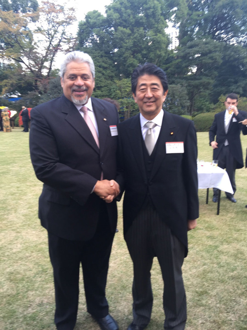Saludos. El embajador dominicano Héctor Paulino Domínguez junto al primer ministro japonés, Shinzo Abe.