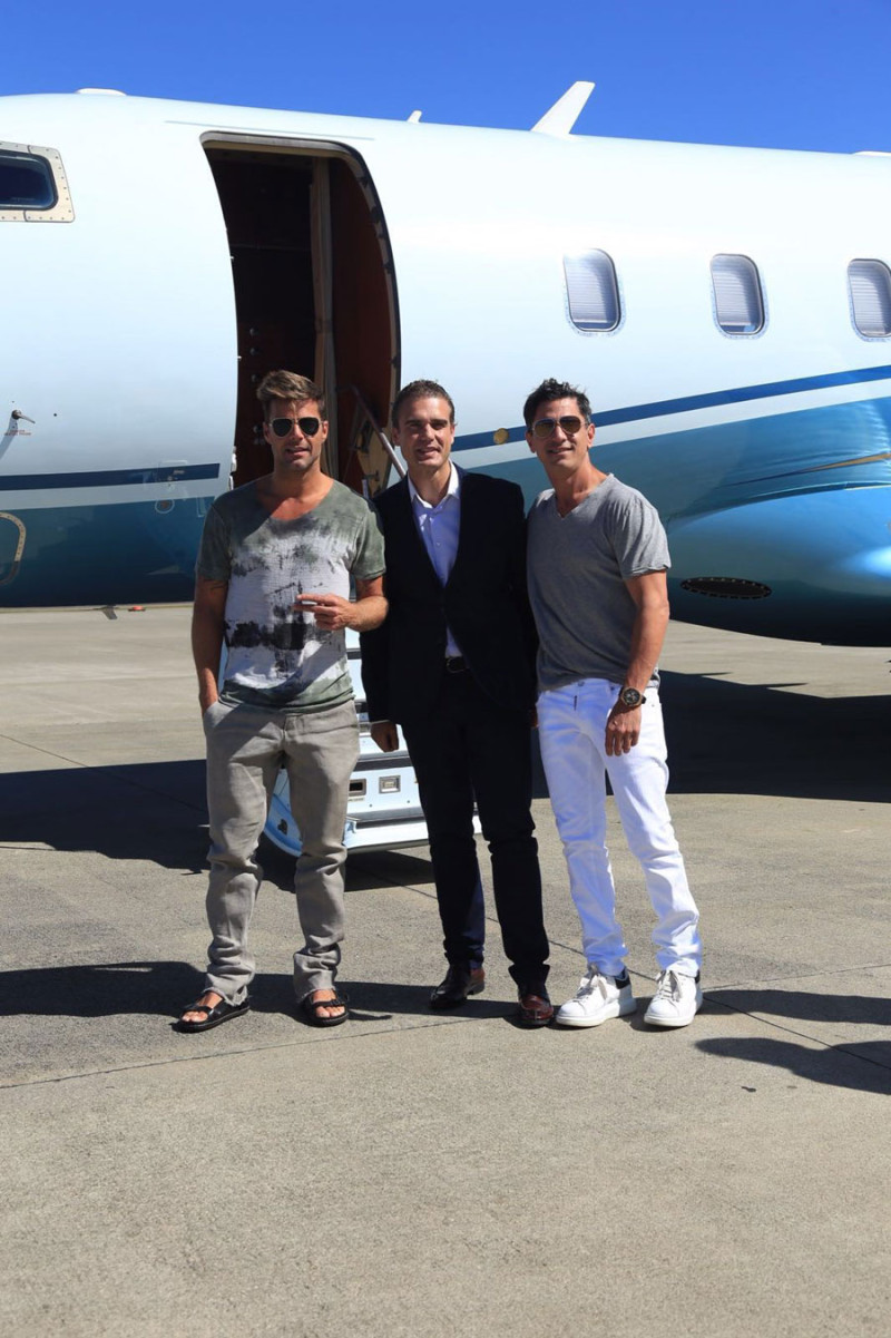 Ricky Martin, Rafael Torres y Gamal Haché tras su arribo por el aeropuerto Casa de Campo-La Romana.