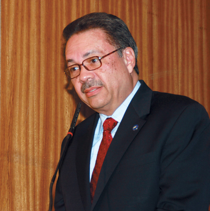 Simón Suárez, presidente.