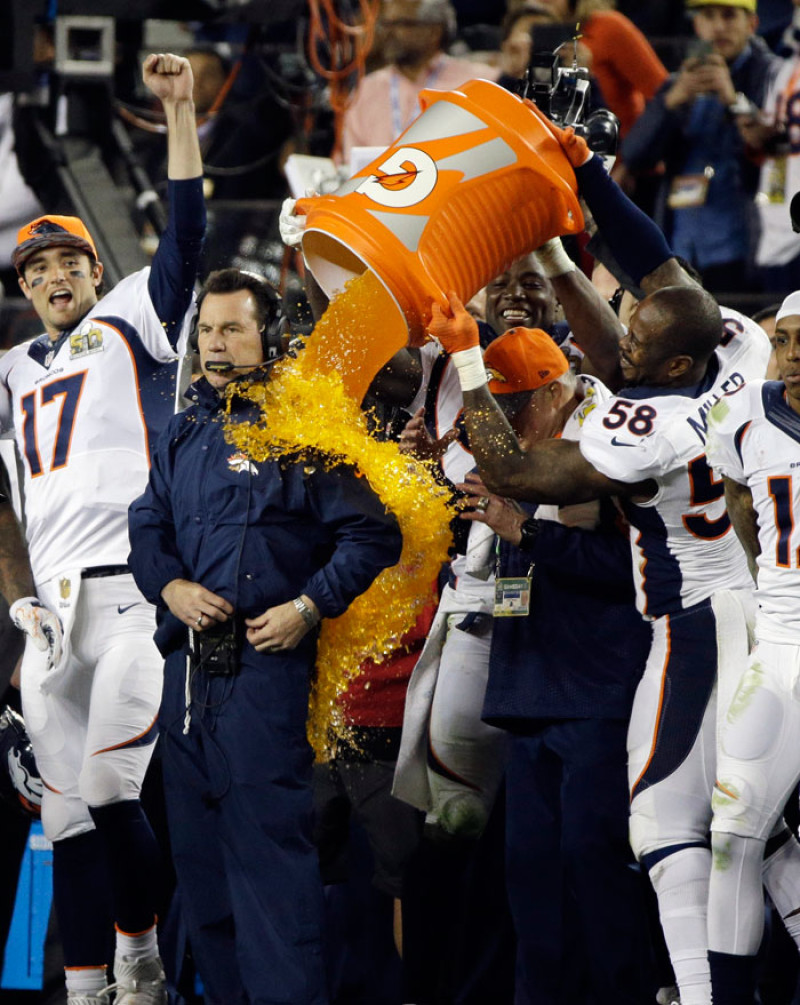 Gary Kubiak, el entrenador de los Broncos de Denver, recibe una ducha de Gatorade durante la segunda mitad del Super Bowl 50 de la NFL.