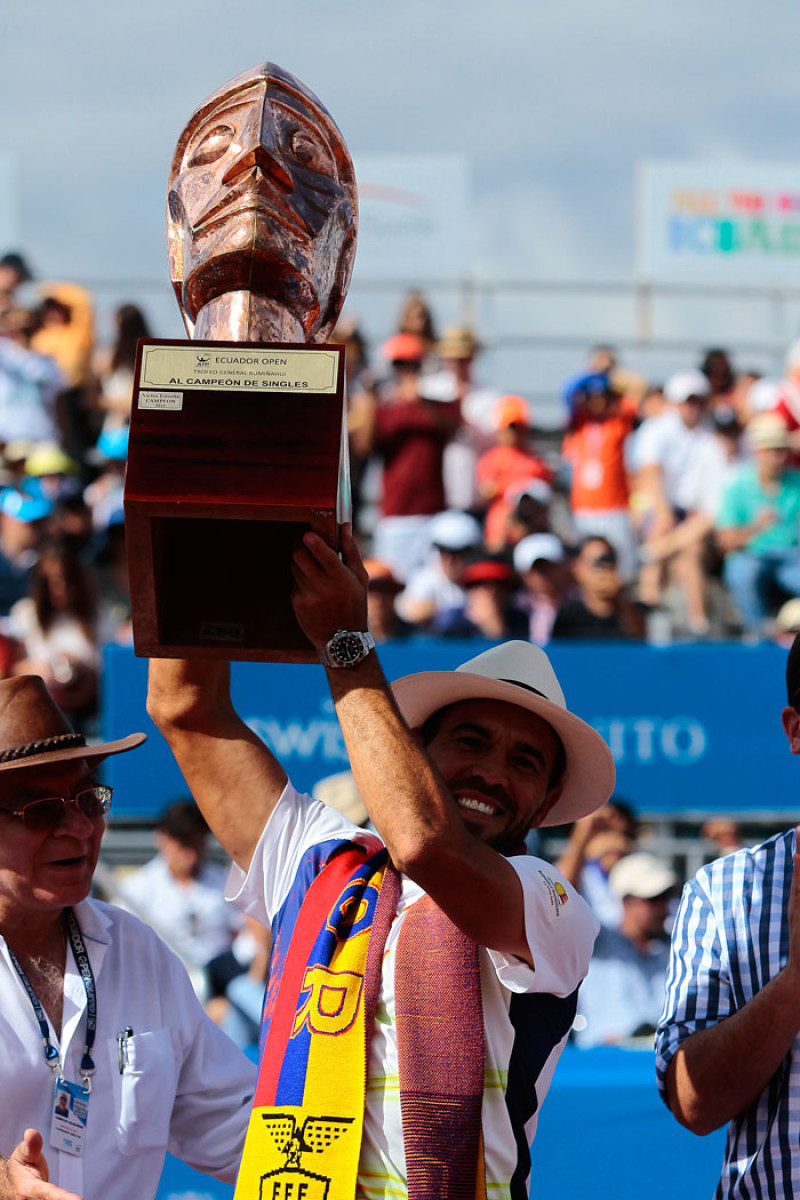 Víctor Estrella celebra eleva el trofeo General Rumiñahui tras
su victoria ante Thomaz Bellucci ayer en la final del torneo 250
Ecuador ATP Open Quito en Quito (Ecuador).