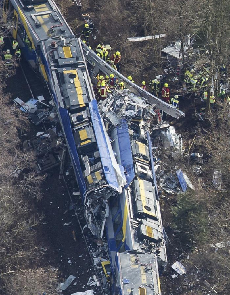 Miembros de los servicios de emergencia trabajan en el lugar donde se ha producido el choque de dos trenes en Bad Aibling (Alemania) hoy, 9 de febrero de 2016. EFE/Peter Kneffel