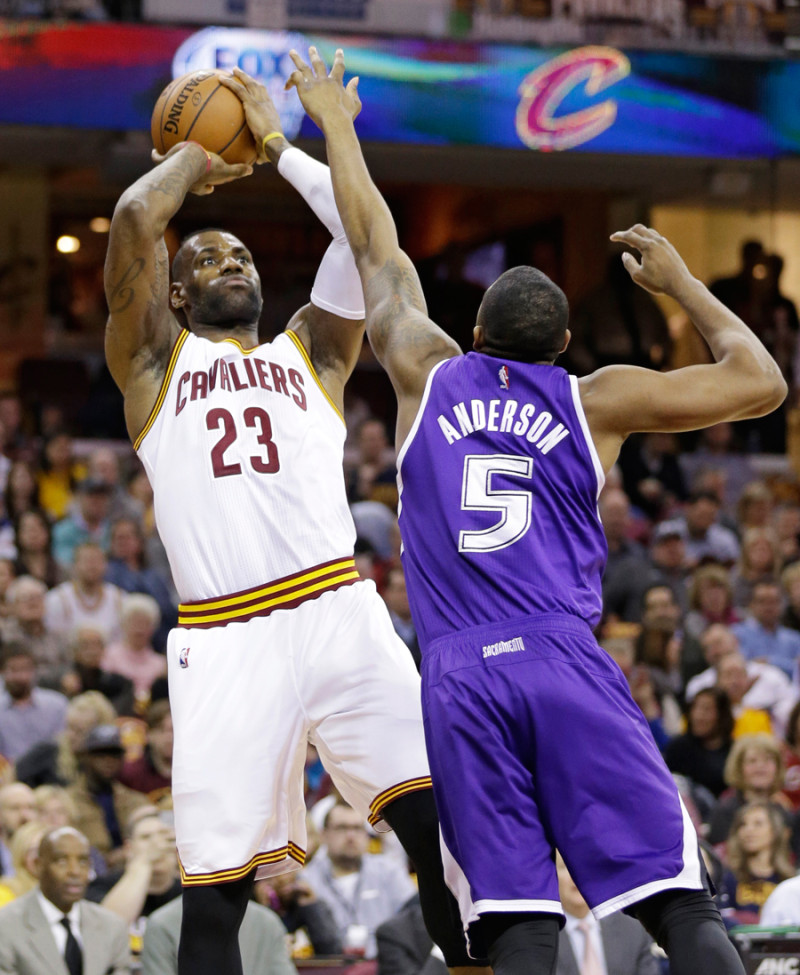 LeBron James, de los Cavaliers de Cleveland, dispara frente a James Anderson, de los Kings de Sacramento, en el partido del lunes 8 de febrero de 2016.