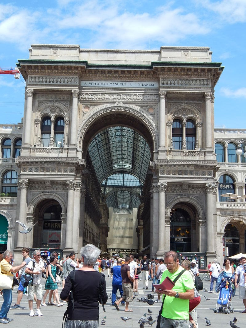 Galería Vittorio Emanuele. Ubicada justo al lado del Duomo. Es una galería comercial del siglo XIX y cuenta con tiendas de moda y bares sofisticados.