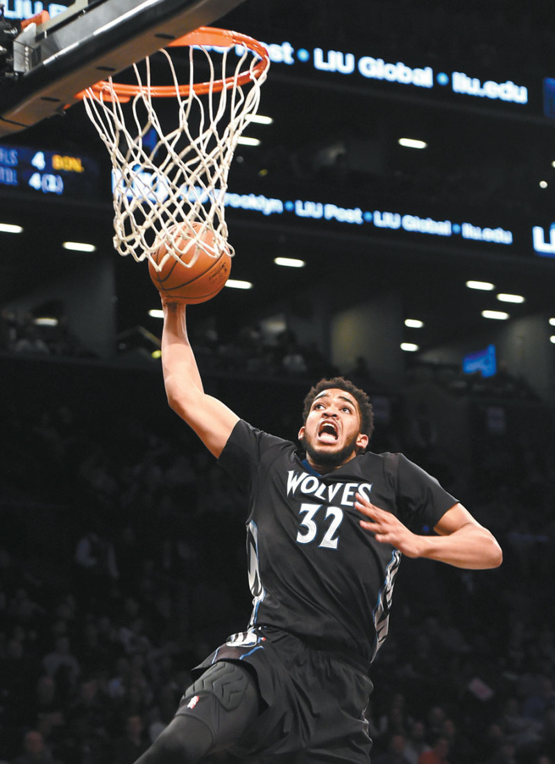 Karl Towns tuvo una brillante jornada anoche al marcar 30 puntos y atrapar 15 rebotes.