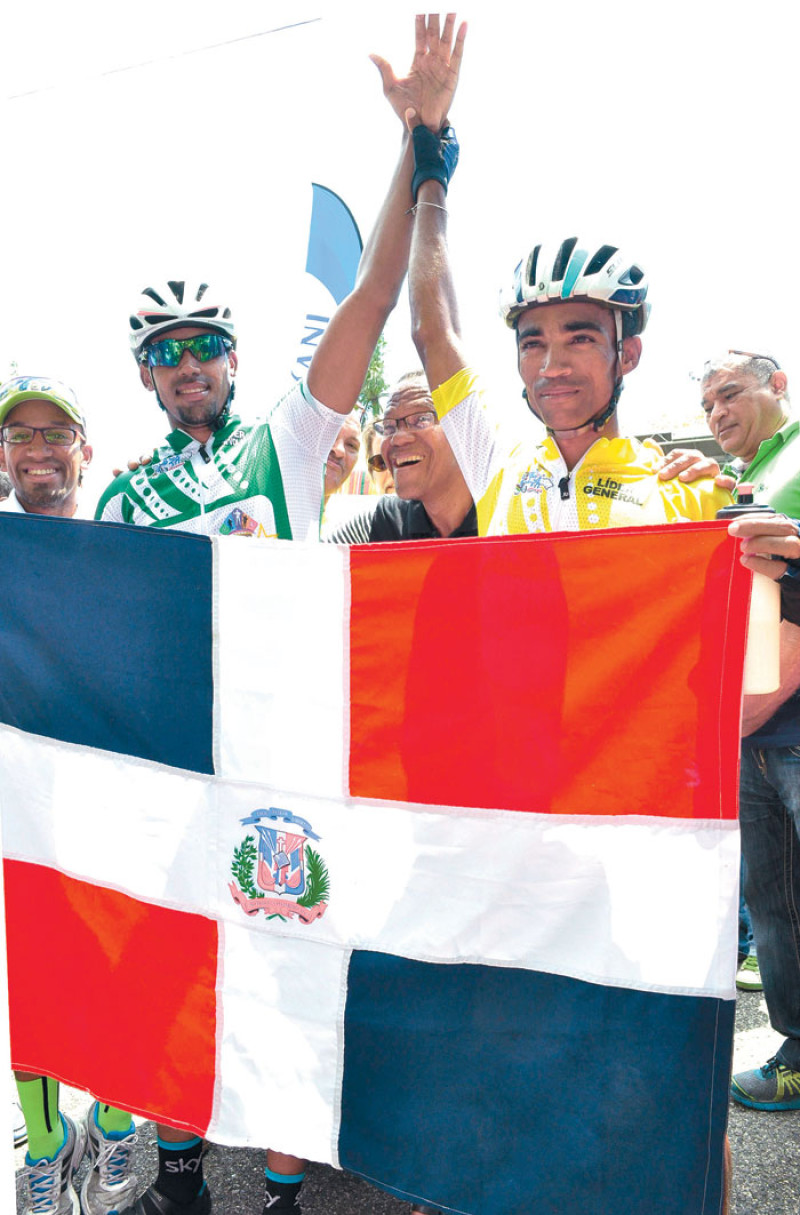 Ismael Sánchez (derecha) y Norlandys Taveras aquí con la bandera dominicana. Ambos fueron de los pedalistas más destacados.
