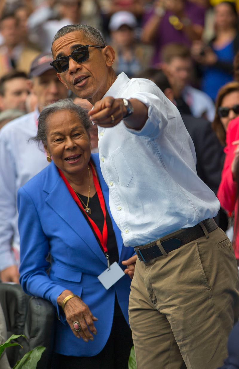 El presidente Obama saluda a la viuda de Jackie Robinson, el primer jugador negro en Grandes Ligas.