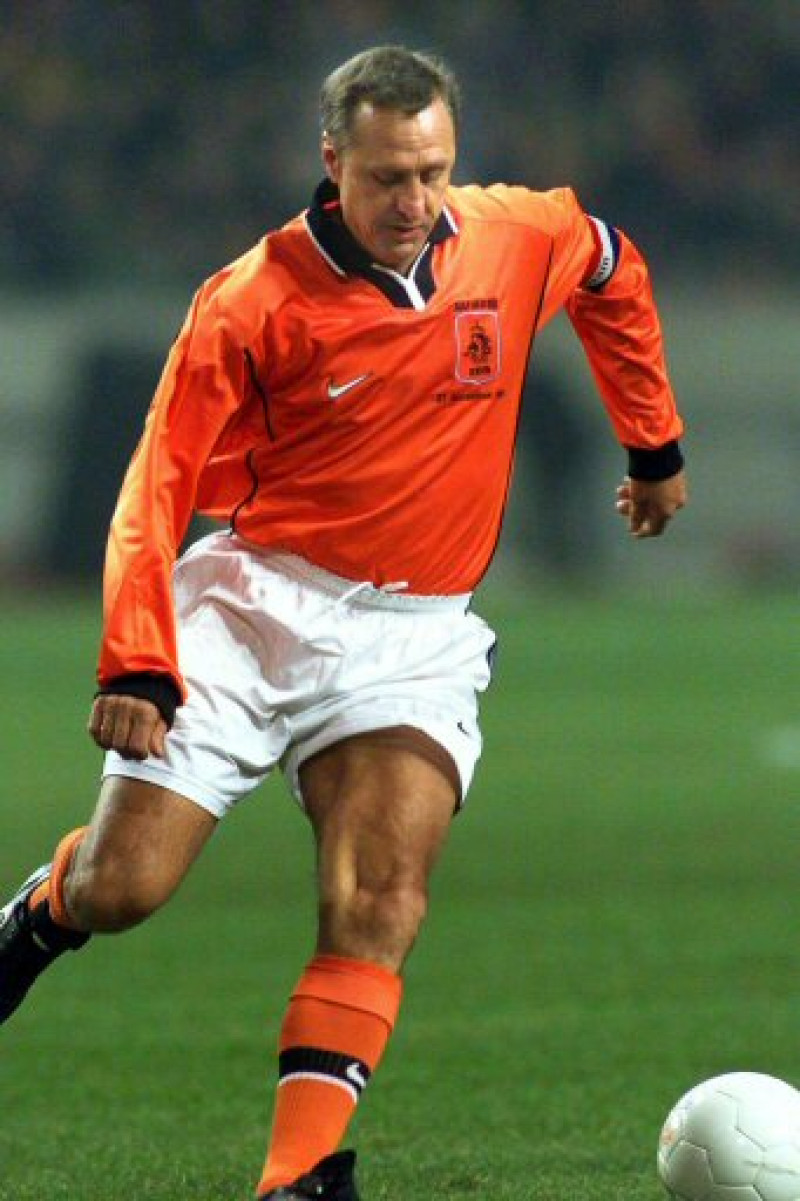 Fotografía de archivo tomada el 21 de diciembre de 1999 que muestra al exfutbolista holandés Johan Cruyff durante un partido entre un equipo de jugadores holandeses internacionales y otro equipo de futbolistas extranjeros que jugaron en equipos holandeses en Amsterdam (Holanda).