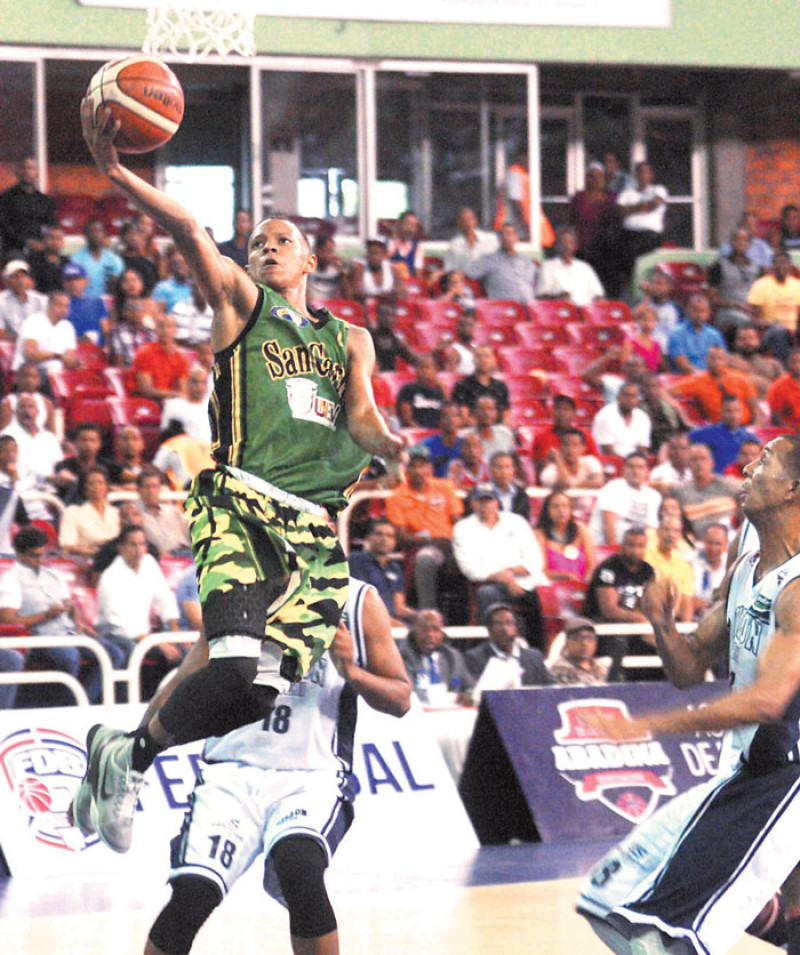 Erickson Sánchez, de San Carlos, se eleva en busca de un canasto en acción del partido de ayer frente a El Millón en el basket superior distrital.