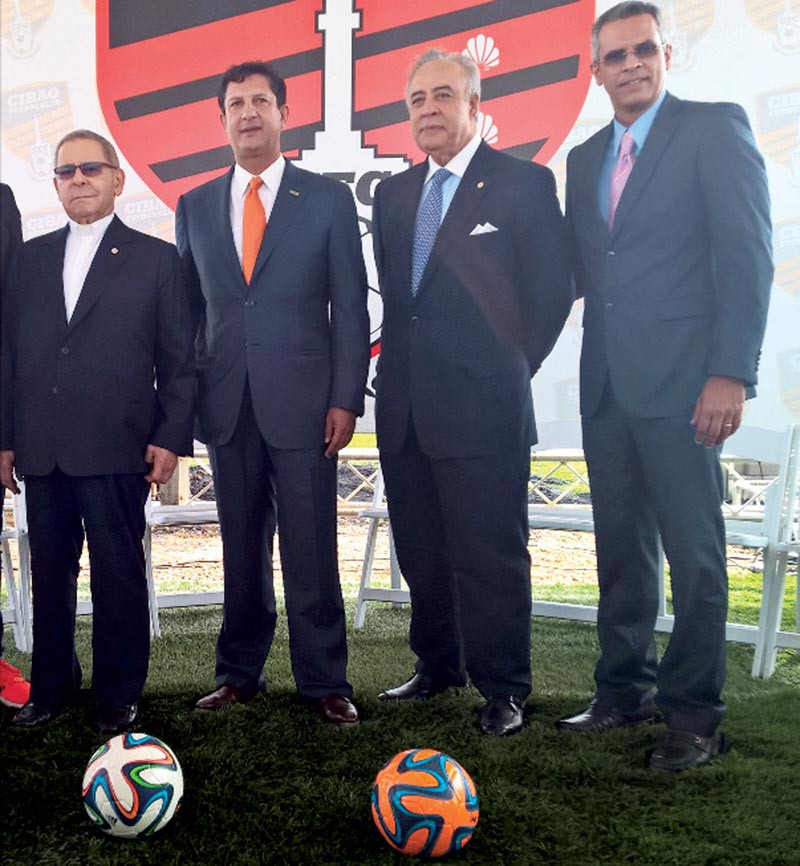 En la gráfica, Monseñor Agripino Núñez Colado, Manuel Estrella, presidente de Cibao FC, Félix García, alto directivo y Frank Camilo, Director de Comunicaciones.