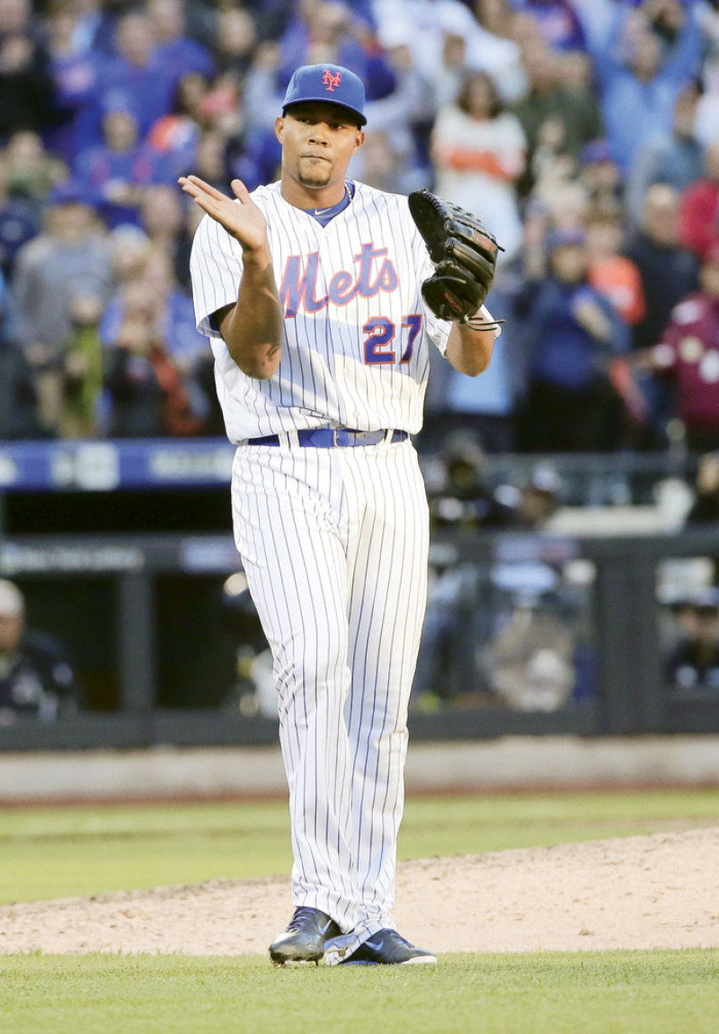 El relevista dominicano Jeurys Familia, de los Mets de Nueva York, celebra después de lograr terminar el episodio y el partido que ganaron los Mets a los Gigantes este sábado.