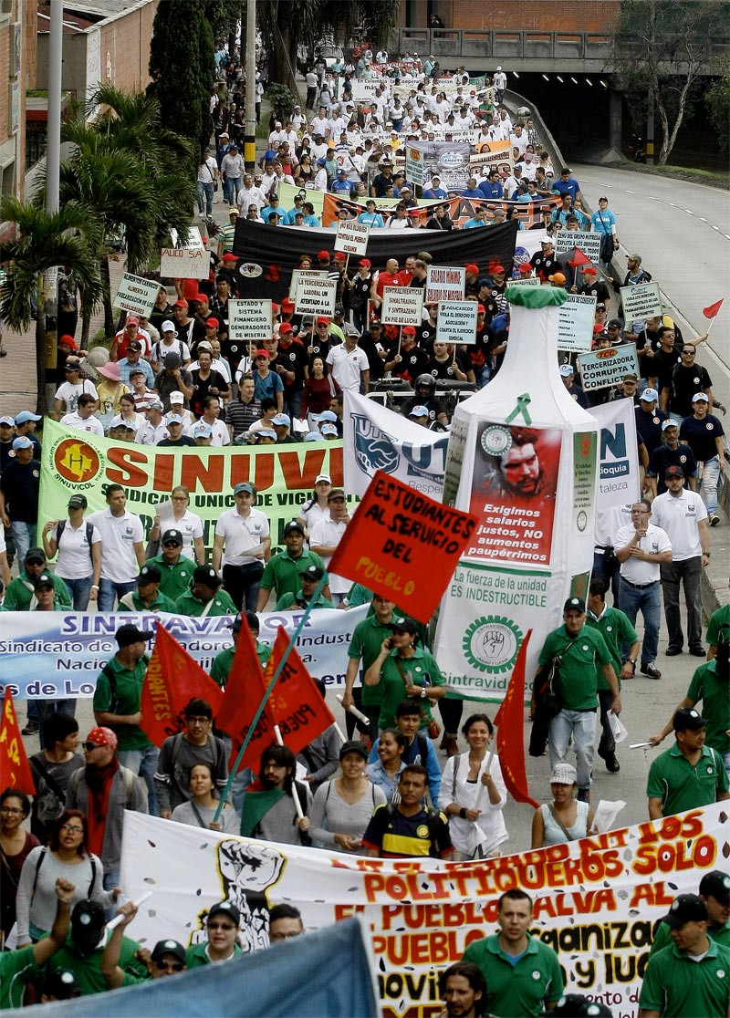 Manifestantes participan hoy, domingo 1 de mayo de 2016, de una marcha por el Día Internacional del los Trabajadores en Medellín (Colombia).
